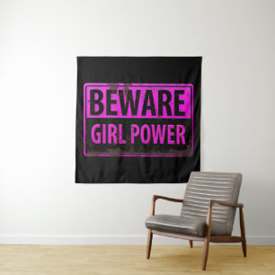 BEWARE Girl Power - Schild mit der Gefahr durch ro Wandteppich