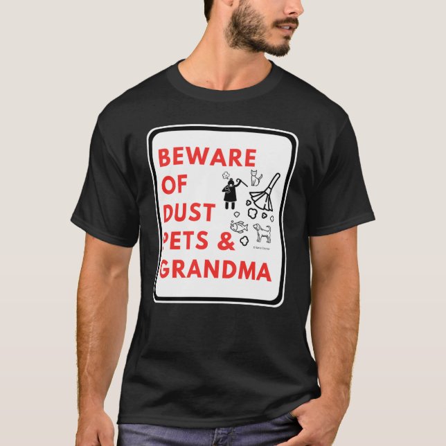 Beware of dust pets and grandma  sign T-Shirt (Vorderseite)