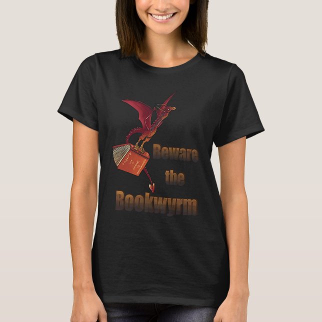 Beware the Bookwyrm cute fantasy dragon pun T-Shirt (Vorderseite)