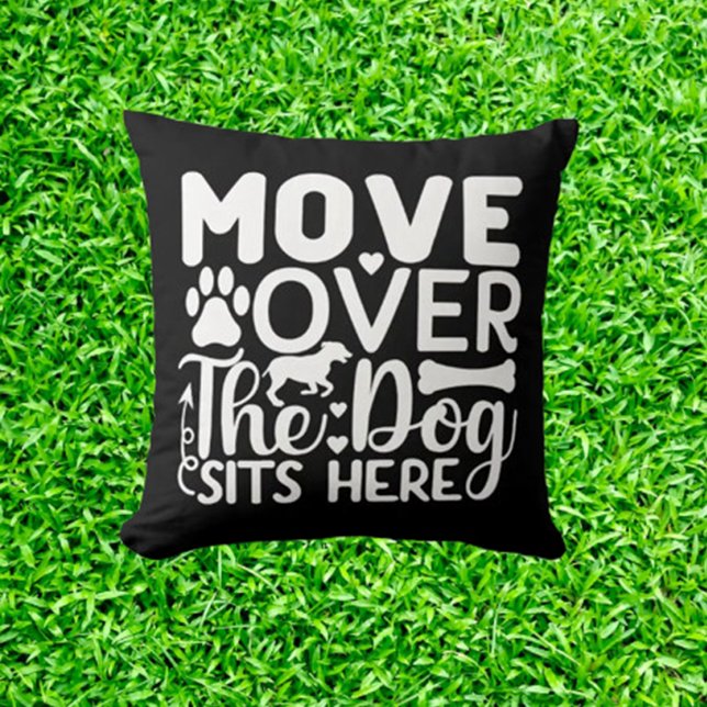 Bewegen über den Hund sitzt hier schwarzes Thema Kissen (Add comfort and style to your space with the "Move over the dog sits here" black theme throw pillow.)