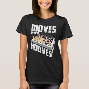 Bewegt sich mit Hooves SchachGambit Fork King Quee T-Shirt