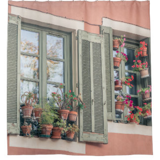 BEWERTETE BLUME IN VASE NEAR FENSTER DUSCHVORHANG