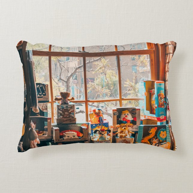 BEWERTETES PLUSH-SPIEL AUF BROWN-HOLZSCHELF DEKOKISSEN (Vorderseite)