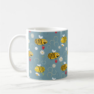 Bewohnte Bienen, die sich um die Blume bummeln und Kaffeetasse