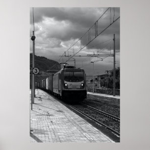 Bewölkte Morgenpost: Italienische Eisenbahn-Szene Poster