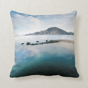 Bewölkter blauer Himmel, der im See sich Kissen