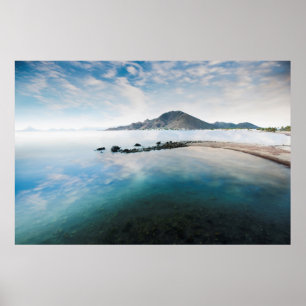 Bewölkter blauer Himmel, der im See sich Poster