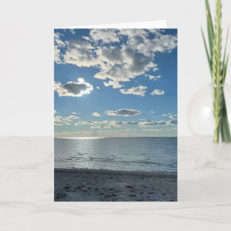Bewölkter blauer Himmel leerer Strand