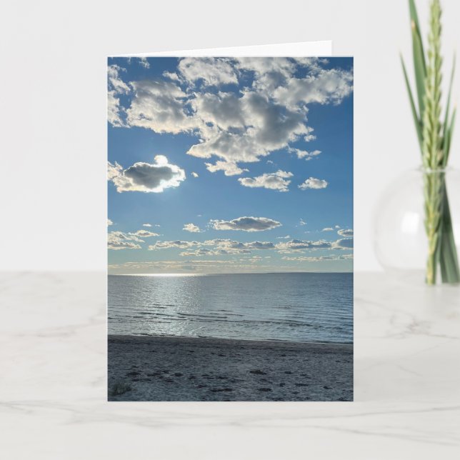 Bewölkter blauer Himmel leerer Strand (Vorderseite)