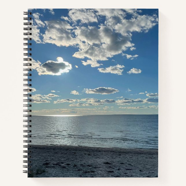Bewölkter blauer Himmel leerer Strand  Notizbuch (Vorderseite)