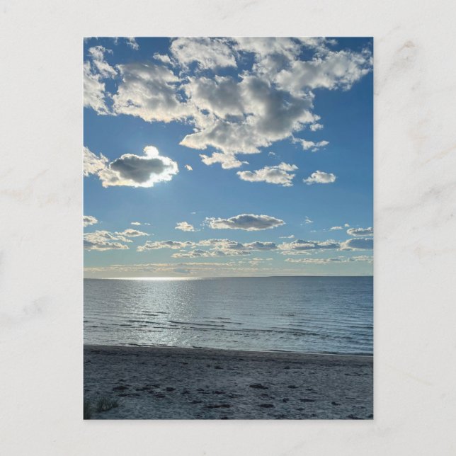 Bewölkter blauer Himmel leerer Strand Postkarte (Vorderseite)