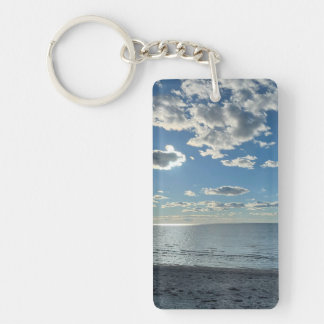 Bewölkter blauer Himmel leerer Strand Schlüsselanhänger