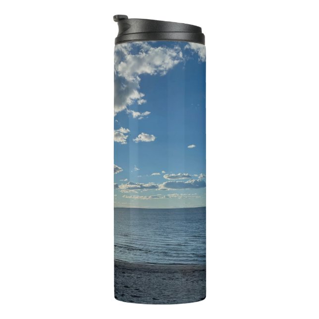 Bewölkter blauer Himmel leerer Strand  Thermosbecher (Nach rechts gedreht)