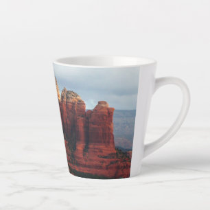 Bewölkter Coffee Pot Rock in Sedona Arizona Milchtasse