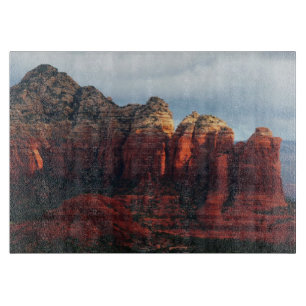 Bewölkter Coffee Pot Rock in Sedona Arizona Schneidebrett