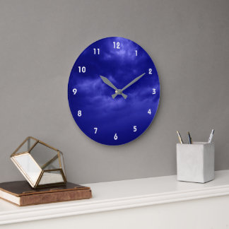 Bewölkter dunkelblauer Himmel Große Wanduhr