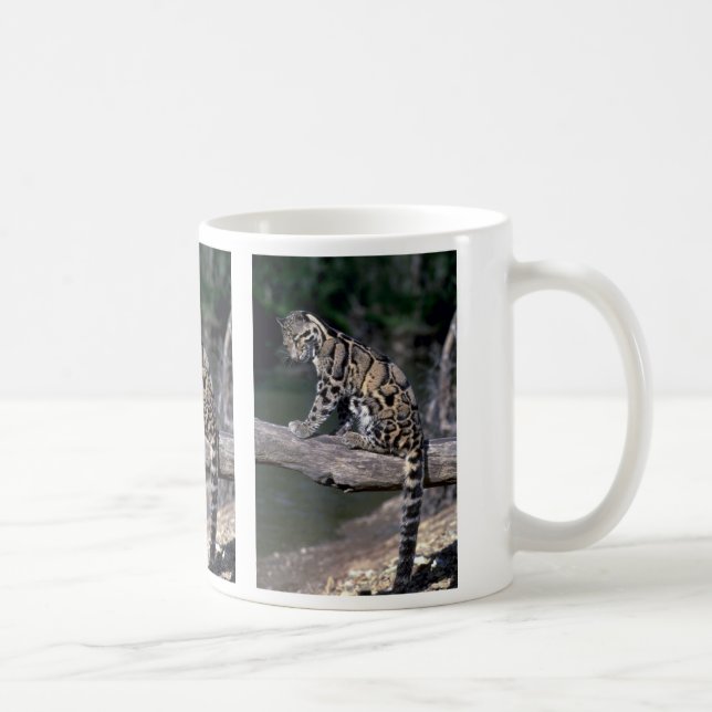 Bewölkter Leopard auf Klotz Tasse (Rechts)