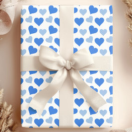 Bezaubernde blaue Herzen auf weißem Umschlagpapier Geschenkpapier