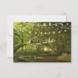 Bezaubernde Waldlichter, die Pilze säumen Fawn Save The Date