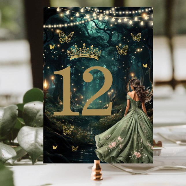 Bezauberndes Forest Sage Green Dress Quinceañera Tischnummer (enchanted forest starry night sage green dress brunette girl quinceanera sweet 16 table number cards)