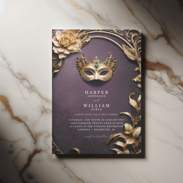 Bezauberte Hochzeit der lila und goldenen Masquera Einladung (Dramatic theater purple, richly ornamentated masquerade wedding with a vintage touch.)