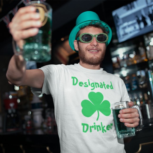 Bezeichneter Drinker St Patrick's Day T-Shirt (Von Creator hochgeladen)