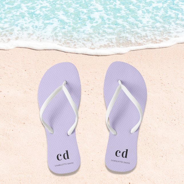 Bezeichnung der Initialen der Violettlavender Mono Flip Flops (Von Creator hochgeladen)