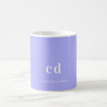 Bezeichnung der Initialen der Violettlavender Mono Kaffeetasse<br><div class="desc">Ein violetter,  lavenderfarbener Hintergrund. Personalisieren und fügen Sie einen Namen und Monogrammbuchstaben hinzu. Weiße Buchstaben.</div>