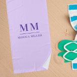 Bezeichnung der violetten Monogramm-Initialen Strandtuch<br><div class="desc">Lavendel,  violetter Hintergrund. Personalisieren und fügen Sie Ihre Monogramm-Initialen und vollständigen Namen. Lila Text.</div>
