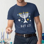Beziehen Sie Lit | Funny Hanukkah T-Shirt<br><div class="desc">Wenn die Menorah nicht das einzige ist,  was in diesem Jahr angezündet wird,  schenken Sie diesen unglaublich witzig Hanukkah-T - Shirt an jeden,  der in diesen 8 verrückten Nächten zu überschwemmen neigt. Design zeigt eine beleuchtete Menorah-Illustration,  umgeben von Sternen,  mit "beleuchten" unten in weißer Schrift.</div>