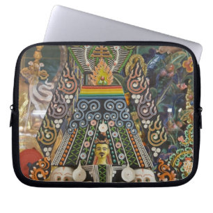 Bhutan. Die 2 Kirschkuchen aus Mönchen schmücken Laptopschutzhülle