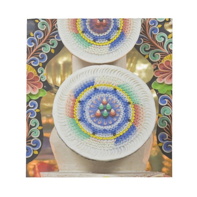 Bhutan. Festliche Kuchen von Mönchen schmücken die Notizblock (Vorderseite)