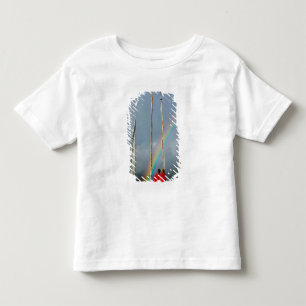 Bhutan, Gangtey-Dorf, Regenbogen über zwei Kleinkind T-shirt