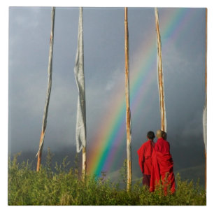 Bhutan, Gangtey Dorf, Regenbogen über zwei Mönch Fliese