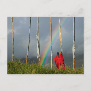 Bhutan, Gangtey Dorf, Regenbogen über zwei Mönche Postkarte