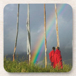 Bhutan, Gangtey-Dorf, Regenbogen über zwei Mönchen Getränkeuntersetzer