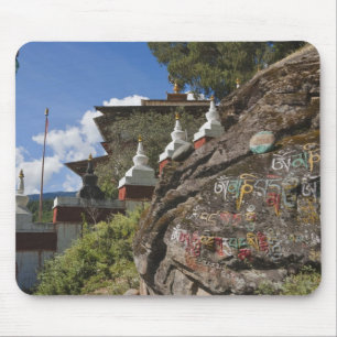 Bhutanesisch schreibt auf Felsen und nepalesisch c Mousepad