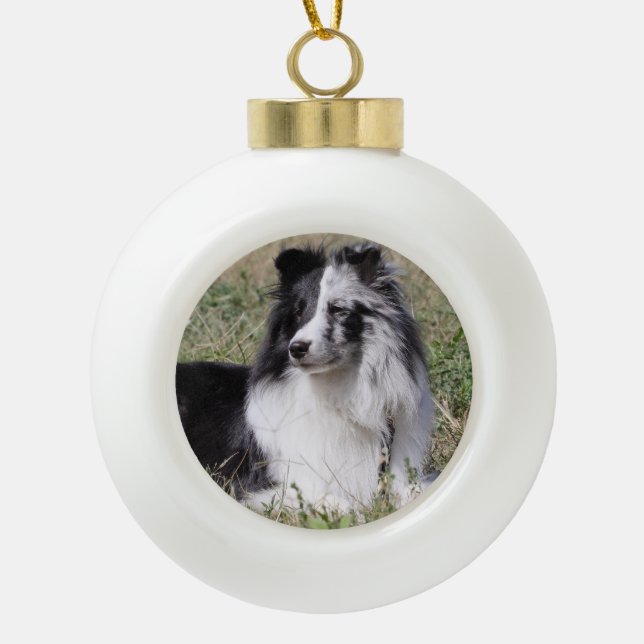 Bi blauer Merle Sheltie mit Spalte-Gesicht Keramik Kugel-Ornament (Vorderseite)