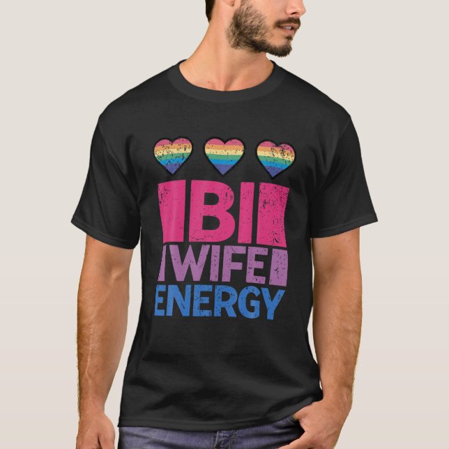 Bi Ehefrau Energy LGBTQ T-Shirt (Vorderseite)