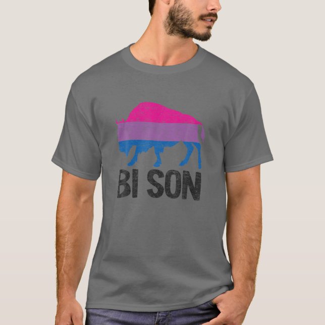 Bi Son Funny Bisexual Prix Pun Rainbow LGBT Flag T-Shirt (Vorderseite)