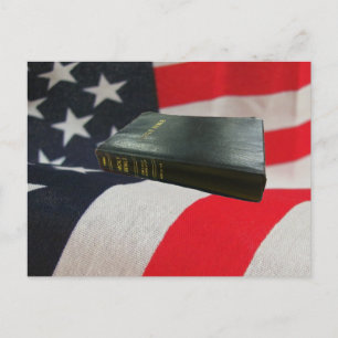 Bibel auf amerikanischer Flagge Postkarte