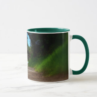 Bibel in einer Hand und in Kaffee im anderen Tasse