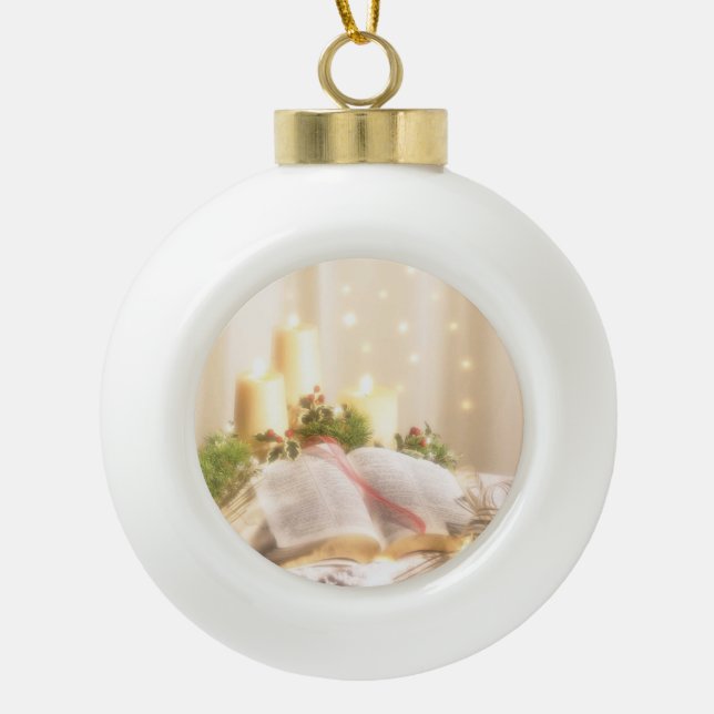 Bibel, Kerzen und Holly - Keramik Kugel-Ornament (Vorderseite)
