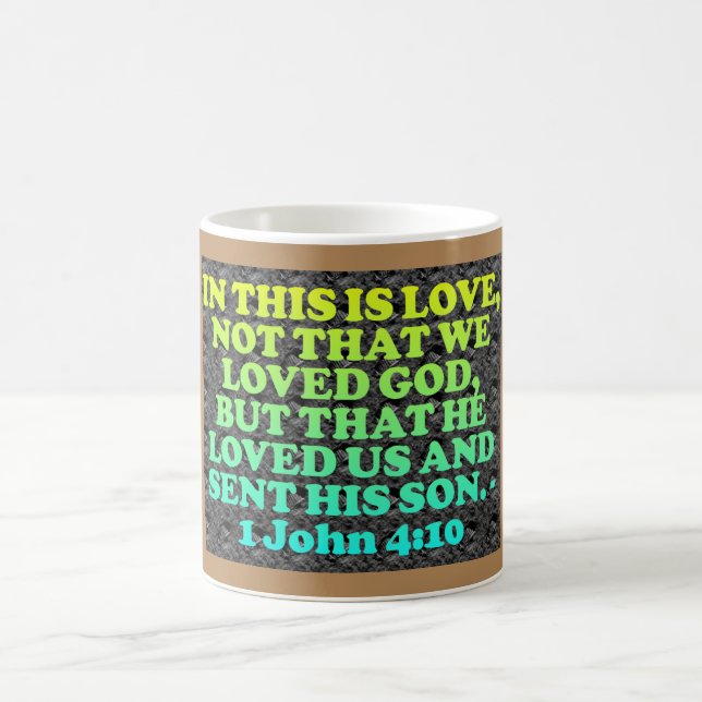 Bibel-Vers von 1 John 4: 10. Tasse (Mittel)