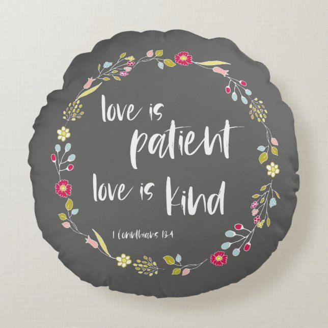 Bibelverse: Liebe ist geduldig, Liebe ist freundli Rundes Kissen (Vorderseite)