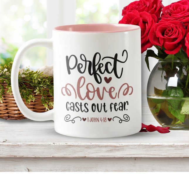 Bibelverse ✝️ perfekte Liebe schürt Angst Zweifarbige Tasse (Perfect Love | Casts Out Fear Bible Verse Gift Two-Tone Coffee Mug)