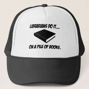 Bibliothekare machen es... Auf einem Bücherhaufen Truckerkappe