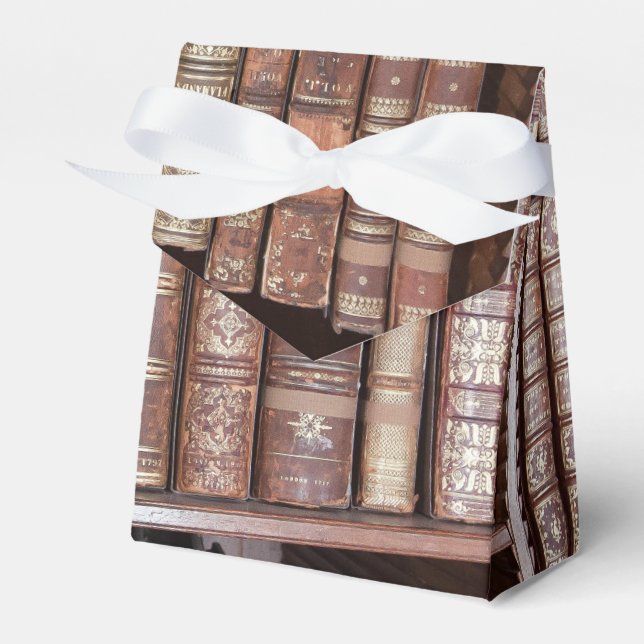 Bibliotheksbücher auf einem Schelf Geschenkschachtel (Vorderseite)