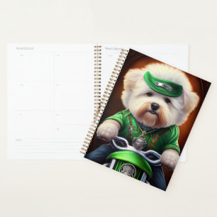 Bichon Frisé Hund fährt Fahrrad St. Patrick's Day Planer
