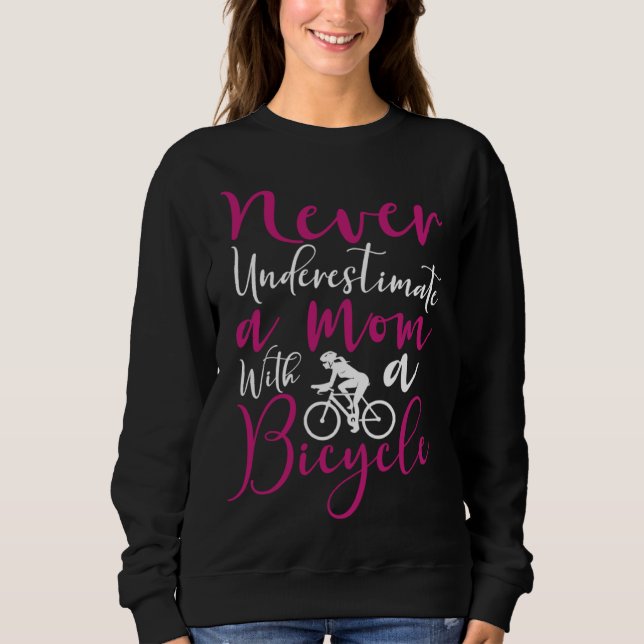 Bicycle Cyclist Mom Never Underestimate a mom with Sweatshirt (Vorderseite)